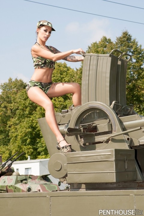 Kinky army woman Nikita Bellucci enjoying an outdoor FMM 3some on a tank | Фото 1