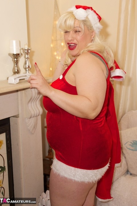 Blonde BBW Gina George pinches her nipples before touching her pussy at Xmas | Фото 8