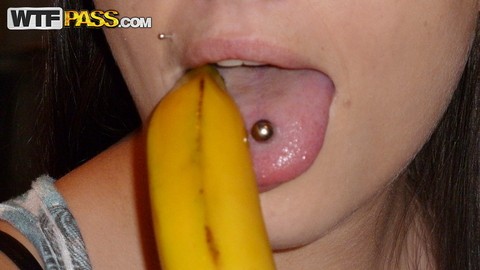 Amateur girl Brandy lick a banana with pierced tongue before giving head | Фото 4