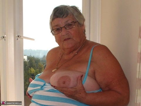 UK amateur Grandma Libby creams her pussy after getting naked in a windowsill | Фото 4