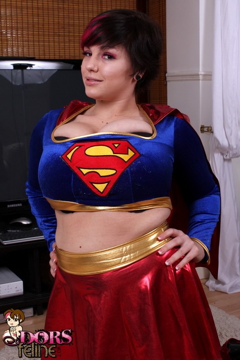 Cosplay girl Dors Feline reveals the super tits behind the super hero costume | Фото 1