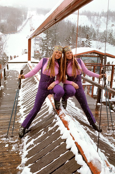 Sexy centerfold snow bunnies reveal their natural tits at the ski lodge | Фото 1