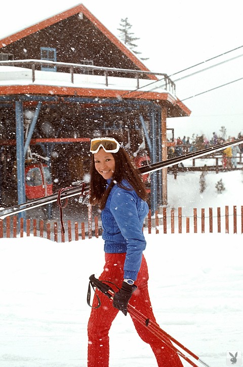 Sexy centerfold snow bunnies reveal their natural tits at the ski lodge | Фото 11