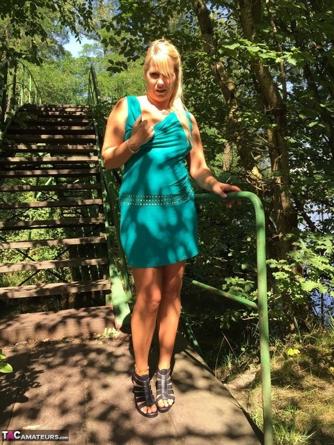 Blonde amateur Sweet Susi lifts her dress over her ass on outdoors stairs | Фото 1