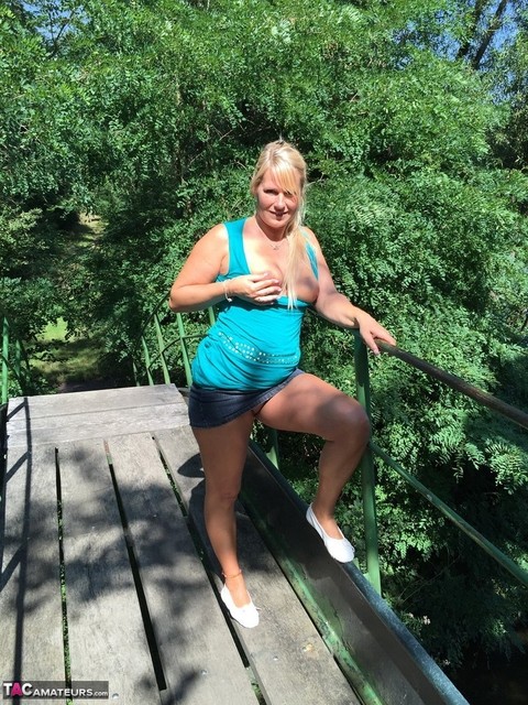 Blonde amateur Sweet Susi lifts her dress over her ass on outdoors stairs | Фото 14