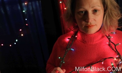 Cute chubby amateur MILF poses in her sexy outfit under Xmas lights | Фото 11