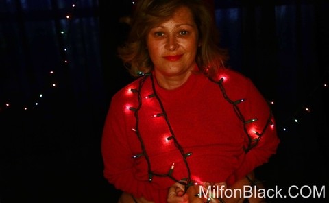 Cute chubby amateur MILF poses in her sexy outfit under Xmas lights | Фото 2