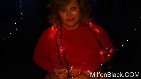 Cute chubby amateur MILF poses in her sexy outfit under Xmas lights | Фото 4