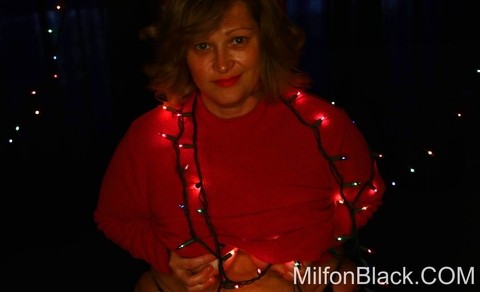 Cute chubby amateur MILF poses in her sexy outfit under Xmas lights | Фото 5