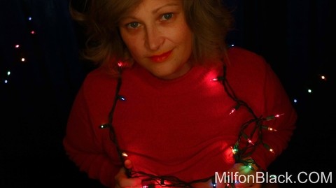 Cute chubby amateur MILF poses in her sexy outfit under Xmas lights | Фото 6