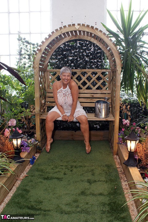 Hot granny Savana uncorks her giant breasts while attending to garden | Фото 4