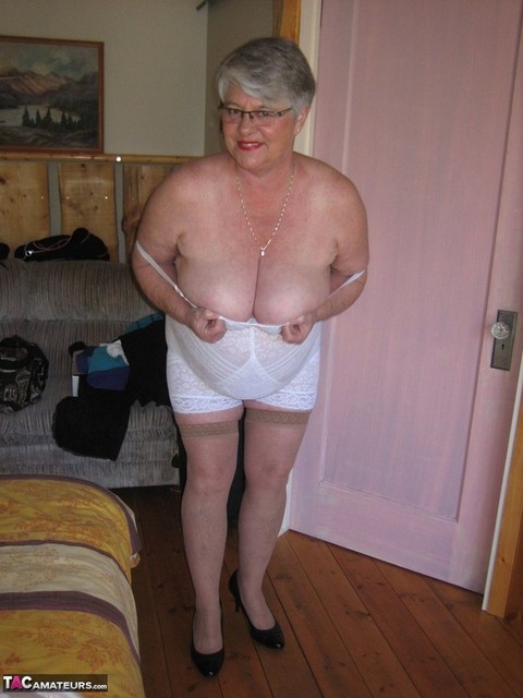 Fat granny Girdle Goddess exposes her pussy in crotchless panties and a girdle | Фото 15