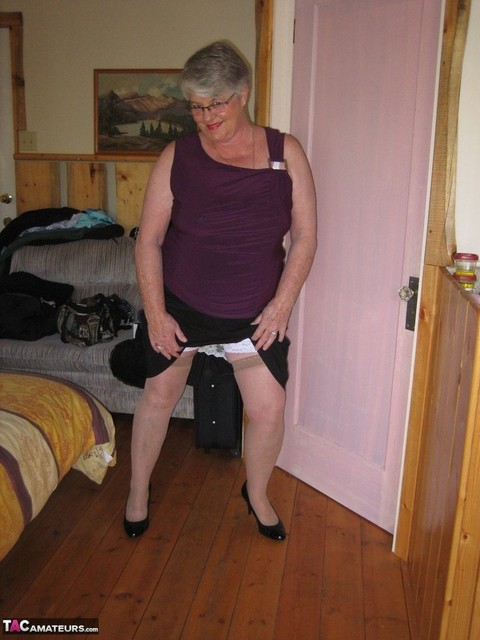 Fat granny Girdle Goddess exposes her pussy in crotchless panties and a girdle | Фото 8