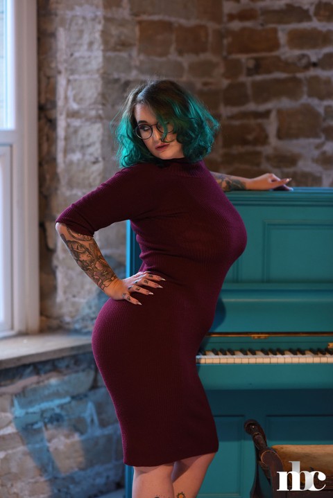 Chubby tattooed babe Galda Lou shows her monster curves as she strips | Фото 2