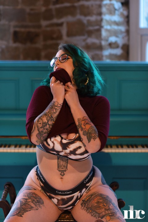 Chubby tattooed babe Galda Lou shows her monster curves as she strips | Фото 6