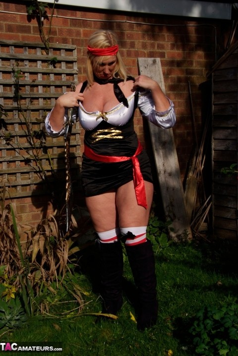 Fat blonde Melody frees her large boobs in a yard while sporting cosplay gear | Фото 6