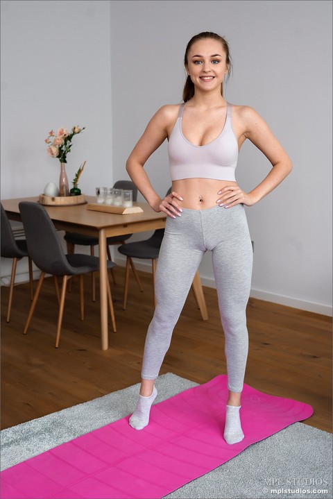 Brunette solo girl doffs spandex clothing to get naked on her yoga mat | Фото 2