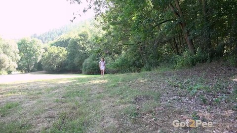 White girl Nikki Dream takes a piss in a field while out for a walk | Фото 1