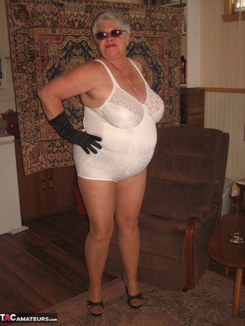 Fat granny Girdle Goddess gets naked in shades, gloves and pantyhose | Фото 13