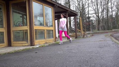 Short taken girl Victoria Daniels pees at a transit stop in pink tights & UGGs | Фото 1