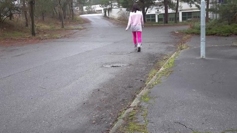 Short taken girl Victoria Daniels pees at a transit stop in pink tights & UGGs | Фото 15