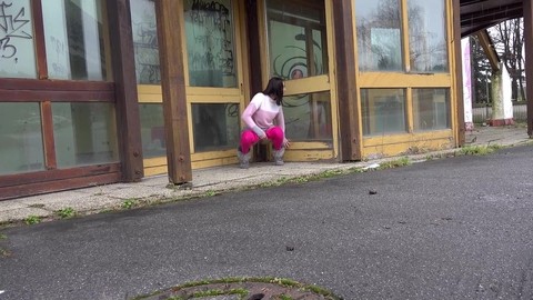 Short taken girl Victoria Daniels pees at a transit stop in pink tights & UGGs | Фото 2