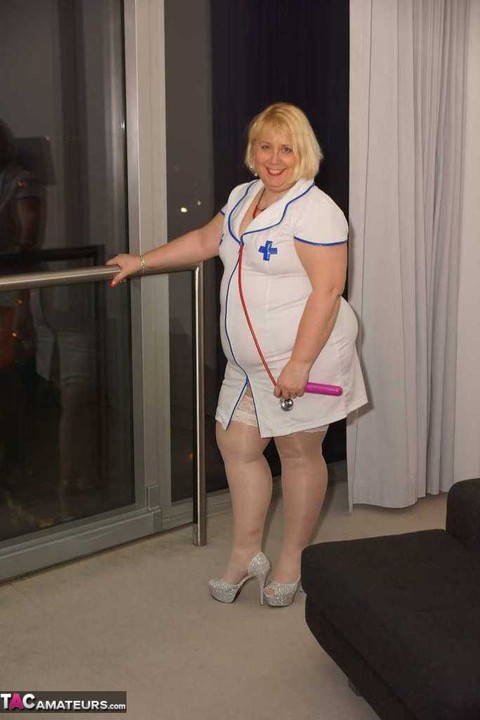 Obese blonde nurse Lexie Cummings masturbates on a sofa with a vibrator | Фото 1