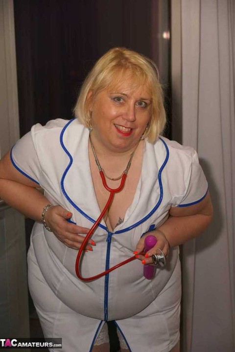 Obese blonde nurse Lexie Cummings masturbates on a sofa with a vibrator | Фото 2