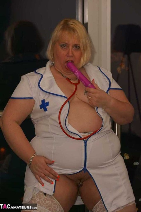 Obese blonde nurse Lexie Cummings masturbates on a sofa with a vibrator | Фото 4