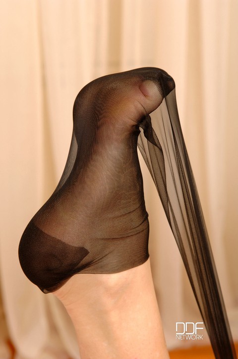 Tiny titted blonde Cherry Jul teases with her sexy feet in sheer stockings | Фото 17