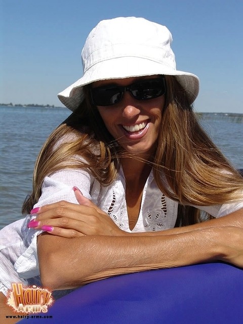 Babe in sunglasses Lori Anderson unveils her tits and tasty muff in the sea | Фото 6