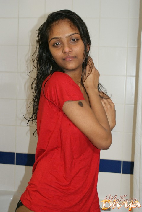 Indian amateur gets completely naked while taking a shower | Фото 2