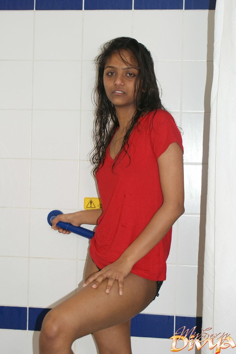 Indian amateur gets completely naked while taking a shower | Фото 4