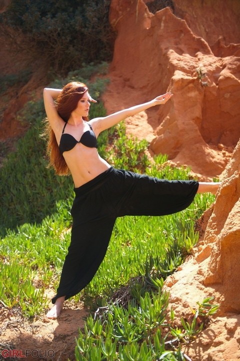 Natural redhead Mia Sollis strikes a yoga pose while getting naked in nature | Фото 6