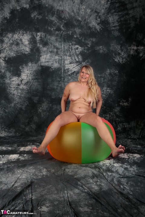 Blonde amateur Sweet Susi gets totally naked on top of a bouncy ball | Фото 18