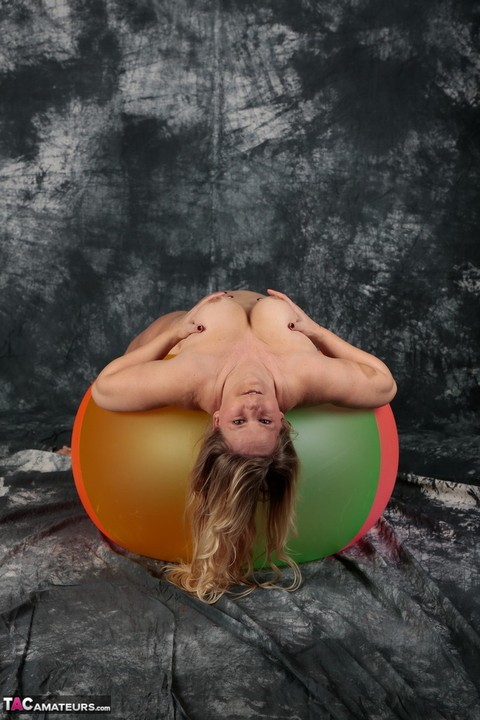 Blonde amateur Sweet Susi gets totally naked on top of a bouncy ball | Фото 20