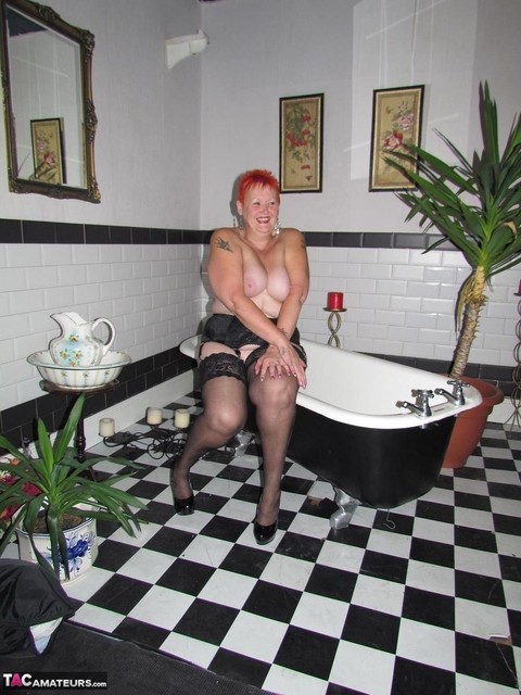 Older redhead Valgasmic Exposed steps into a bathtub while wearing stockings | Фото 14