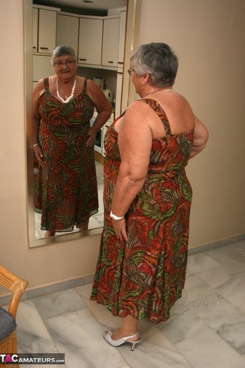 Silver haired granny Grandma Libby exposes her obese figure afore a mirror | Фото 1