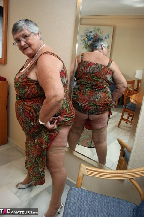 Silver haired granny Grandma Libby exposes her obese figure afore a mirror | Фото 6