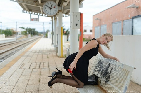 Kinky MILF Aston inserts glasses in her cunt while waiting for a train to come | Фото 16