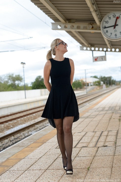 Kinky MILF Aston inserts glasses in her cunt while waiting for a train to come | Фото 2