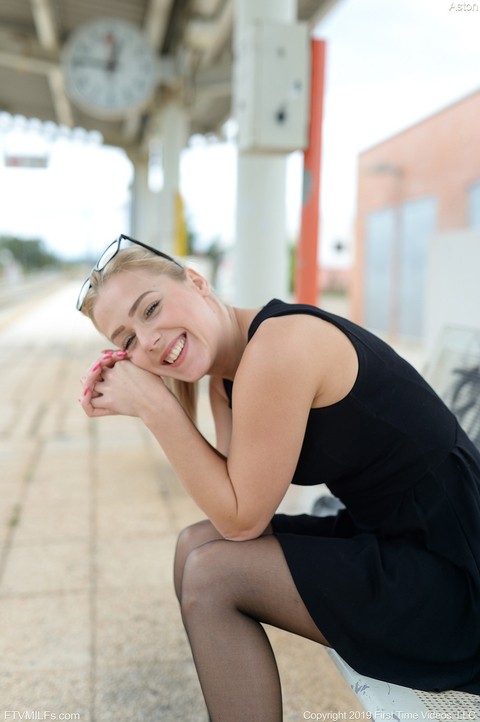 Kinky MILF Aston inserts glasses in her cunt while waiting for a train to come | Фото 3