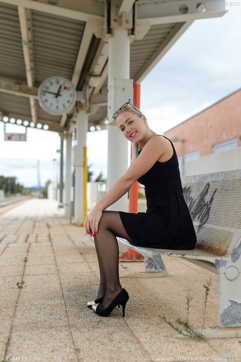 Kinky MILF Aston inserts glasses in her cunt while waiting for a train to come | Фото 4