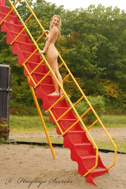 Blonde amateur Hayley Marie Coppin takes to the swings while totally naked | Фото 1