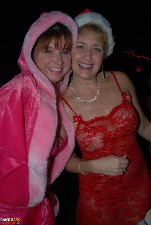 Mature lady Dee Delmar and friends hit the swing club for Christmas orgy | Фото 10