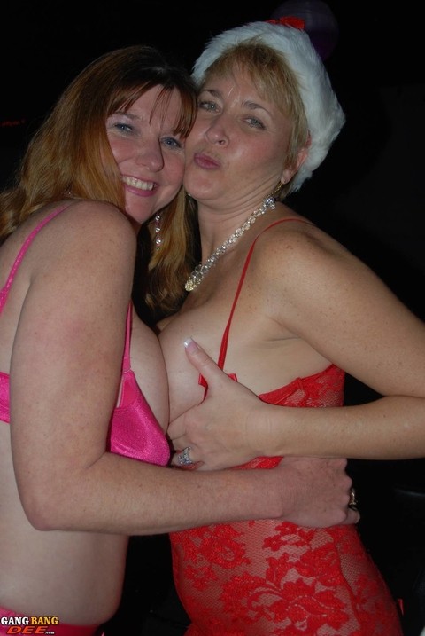 Mature lady Dee Delmar and friends hit the swing club for Christmas orgy | Фото 15