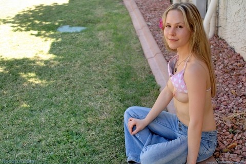 Blonde amateur Fiona Luv exposes her tits and ass on the front lawn | Фото 15