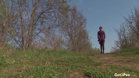 Brunette girl gets caught taking a pee out in the country in black stockings | Фото 15