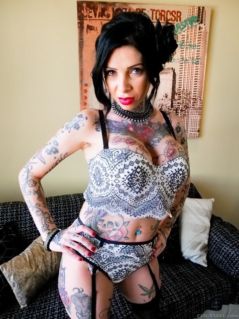 Tattooed chick Megan Inky sports cum on her face after a double penetration | Фото 1