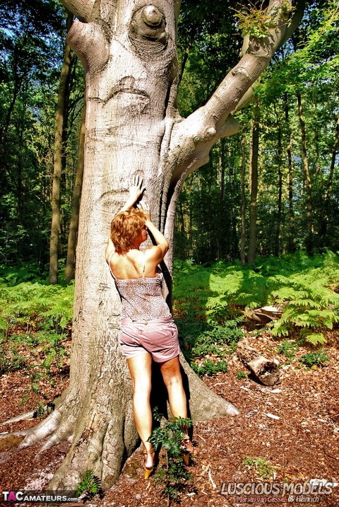 Older redhead uncovers her beautiful tits while in a forest | Фото 2